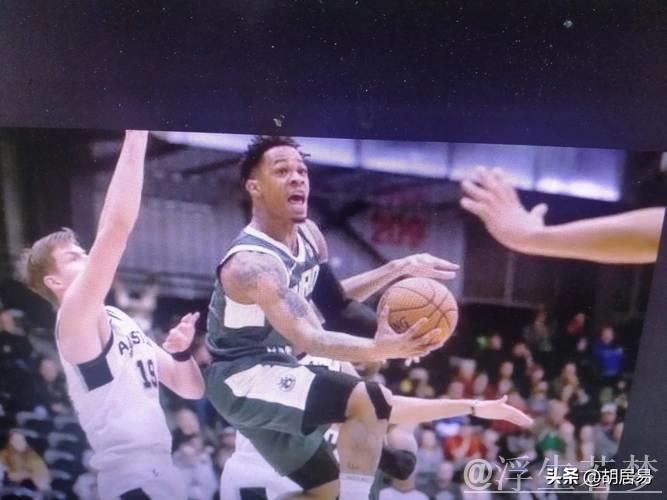 雷琼-塔克半场5分钟高效砍下12分,三分手感火热 雷琼-塔克半场5分钟高效砍下12分,三分手感火热